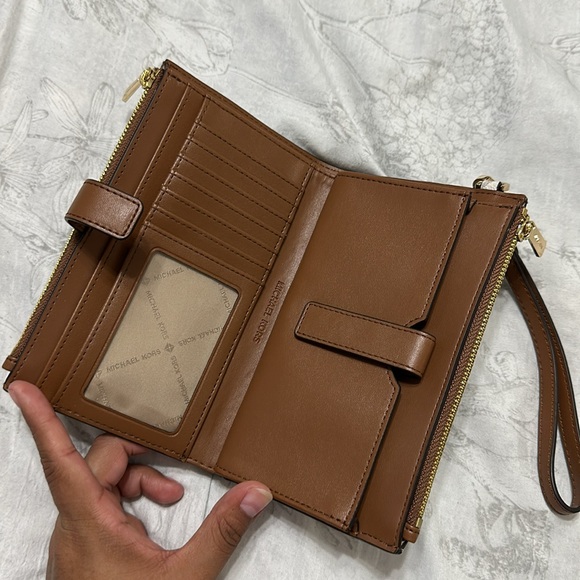 Michael Kors Logo Wallet - Picture 3 of 5